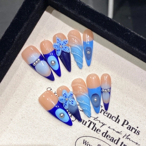 Unghie Finte a Pressione Ocean Blue 3D in Rilievo Fiore Fatto a Mano Lungo Stiletto Sfumato Unghie Artificiali Decorative per Festa Donna