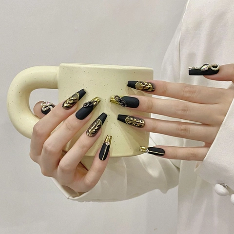 Unghie Finte da Applicare Handmade Dark Gothic Nero Opaco Lungo Bara Fascino Serpente d'Oro Catena di Metallo Gioielli di Strass per Donna