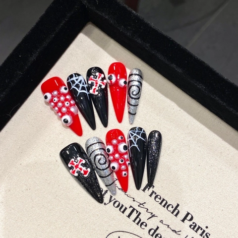 Unghie Finte a Pressione Gotiche Halloween Fatte a Mano Design 3D Bulbo Oculare Ragnatela Croce Rosso Nero Argento Stiletto per Donna