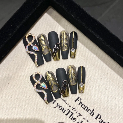Unghie Finte da Applicare Handmade Dark Gothic Nero Opaco Lungo Bara Fascino Serpente d'Oro Catena di Metallo Gioielli di Strass per Donna