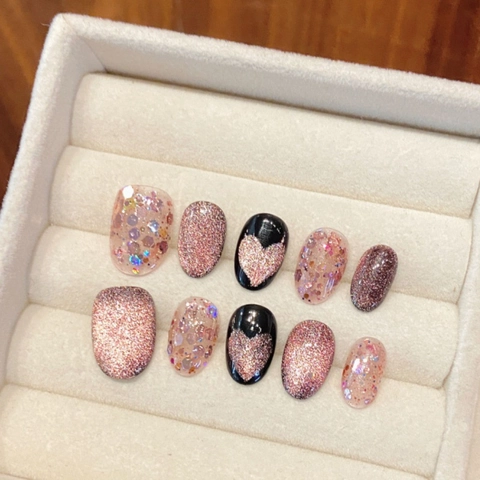 Handgefertigte Pink Schwarze Herz Press On Nails Mit Katzenauge Glitzer Strass Kurze Runde Form Elegante Künstliche Nägel Damen