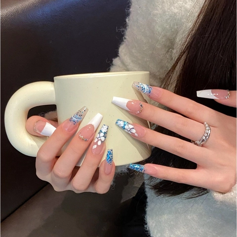 Uñas Postizas Hechas a Mano Extra Largas Ataúd Borde Blanco Francés Flores 3D Purpurina Azul Strass para Mujer