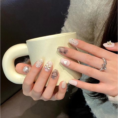 Handgefertigte Elegante Schleife Herz Künstliche Fingernägel Französischer Stil Gitter Kunstparel Strass Dekor Kurze Runde Nägel Kit Damen