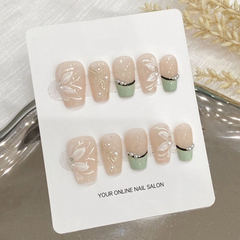 Unghie Finte Artigianali Francesi Verdi Con Decorazioni Floreali Bianche Perle Eleganti Unghie Finte Corte a Bara per Donna Set Manicure