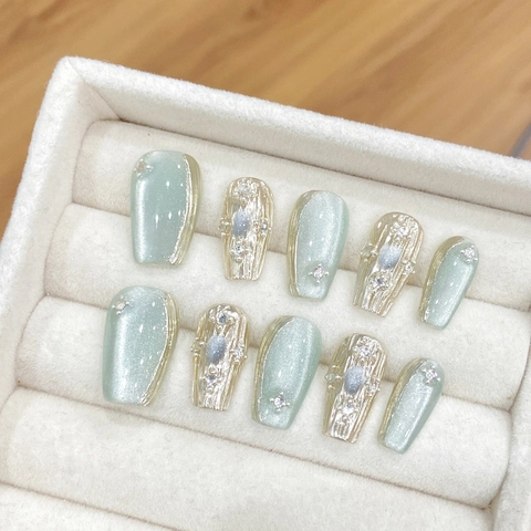 Handgefertigte Katzenaugen Aufklebenägel Mit Strass Künstliche Perle Relief Luxus Minzgrün Sargform Künstliche Fingernägel