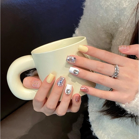 Faux Ongles Fait à la Main Design Papillon Strass Court Trapèze Kit d'Ongles Artificiels pour Femmes Quotidien Fête Nail Art