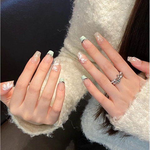 Unghie Finte Artigianali Francesi Verdi Con Decorazioni Floreali Bianche Perle Eleganti Unghie Finte Corte a Bara per Donna Set Manicure
