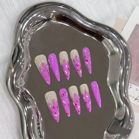 Unghie Finte Fatte a Mano Forma Stiletto Lungo Viola Lavanda Nude Design a Schizzi Unghie Lucide per Donna Uso Quotidiano