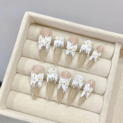 Handgefertigte Aufdrücknägel 3D Relief Blumen Spitze Künstliche Perlen Deko Lange Mandelform Nude Rosa Graugrün Elegant Damen Nagelkunst