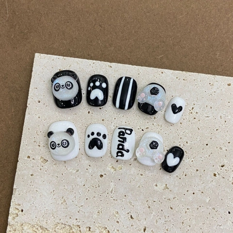 Uñas Postizas Hechas a Mano Panda Lindo Relieve 3D Blanco Negro Dibujos Animados Corazón Uñas de Cobertura Completa Mujeres