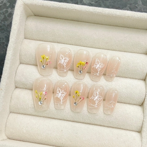 Unghie Finte Fatte a Mano con Farfalla e Fiori con Strass e Perle Artificiali Rosa Nudo Stile Trapezio Corto per Donna