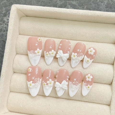 Unghie a Pressione a Mandorla Fatte a Mano Con Fiocco Floreale 3D Perla Artificiale Nude Bianco French Tip Elegante Nail Art da Donna