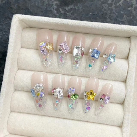 Unghie Finte Artigianali a Mandorla Lunga Con Strass Colorati 3D Glitter Stile Dopamina Unghie Finte per Donna Uso Quotidiano