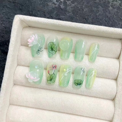 Faux Ongles Faits à la Main Style Chinois Lotus Peint à la Main Libellule Fleur 3D Dégradé Vert Trapèze Court Ongles