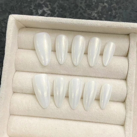 Unghie Finte Fatte a Mano Bianco Perla Minimaliste Forma Mandorla Stiletto Aurora Gloss Unghie Riutilizzabili per Donna