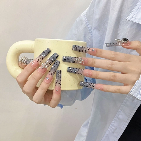 Uñas Postizas Artesanales Y2K Góticas Degradado Rosa Gris Estampado Leopardo Forma Ataúd Larga Con Cruz 3D Y Diamantes