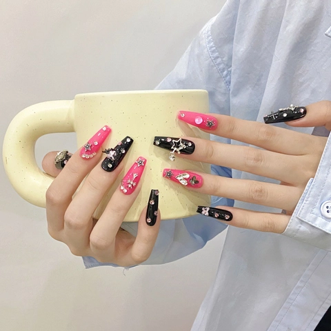 Handgefertigte Pink Schwarze Y2K Press On Nails Lange Sargform 3D Metall Stern Schmetterling Strass Dekoration Punk Nägel