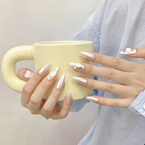 Unghie Finte Fatte a Mano Lusso Leggero Forma Mandorla Bianco Perla Conchiglia Decorazione 3D Riutilizzabili per Donna