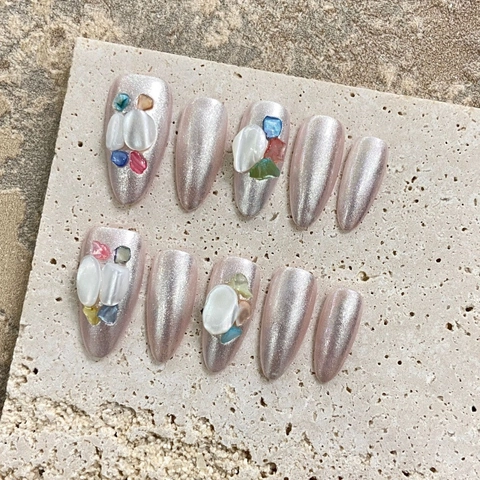 Unghie Finte Fatte a Mano Lusso Leggero Forma Mandorla Bianco Perla Conchiglia Decorazione 3D Riutilizzabili per Donna