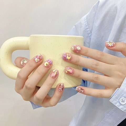 Handgefertigte Ölgemälde Gänseblümchen Künstliche Fingernägel Kurz Trapez Rosa Nude 3D Relief Tulpe Mond Damen Nagelkunst Set