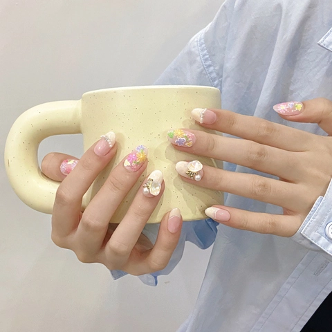 Unghie a Pressione 3D Floreali Fatte a Mano Con Decorazioni in Perle e Strass Rosa Francese Dolce Dipinte a Mano Unghie Finte Corte Tonde Donna