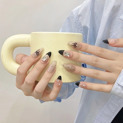 Uñas Postizas de Almendra Francesas Hechas a Mano Lujo Nude Negro Lazo Strass Elegantes Uñas Pintadas a Mano Para Mujer