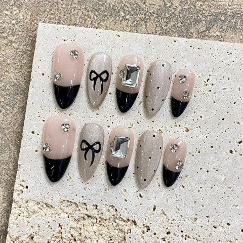 Uñas Postizas de Almendra Francesas Hechas a Mano Lujo Nude Negro Lazo Strass Elegantes Uñas Pintadas a Mano Para Mujer