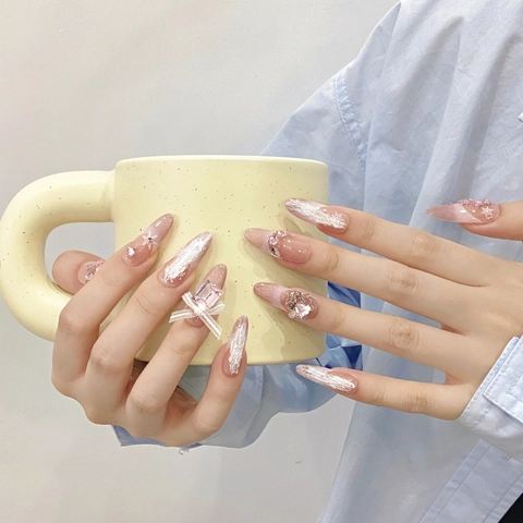Unghie Finte da Applicare Fatte a Mano Forma Mandorla Lunga Rosa Nude Sfumato Fiocco 3D Strass Fiocco di Neve Donna