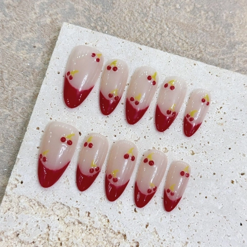 Handgemaakte Almond Press On Nails Franse Rode Tips Kerspatroon Zoet Nude Roze Kunstnagels Voor Vrouwen Elegante Nagels