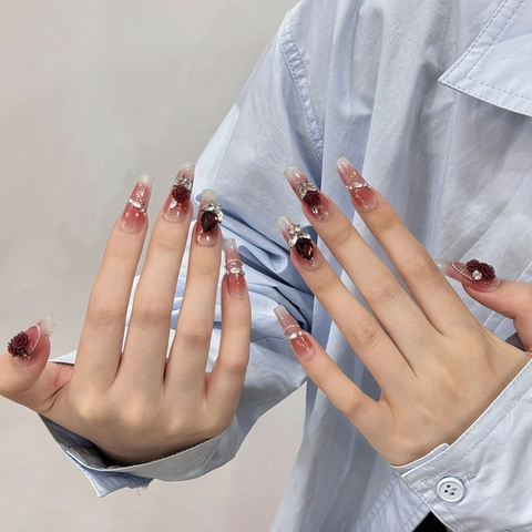 Unghie Finte da Incollare Fatte a Mano Sfumato Rosso Vino Lusso 3D Rosa Strass Farfalla Forma a Bara Manicure Artistica Donna