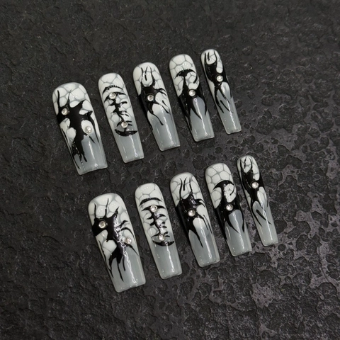 Handgemaakte Gothic Plaknagels Lange Coffin Vorm Zwart Wit Abstract Patroon Strass Ingelegd Valse Nagels Voor Vrouwen