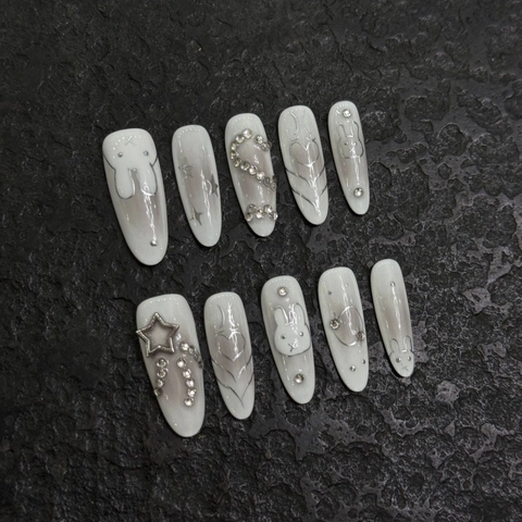 Uñas Postizas Hechas a Mano Spicy Girl Almendra Larga Blanco Plata Mármol Conejo Corazón Estrella Strass Y2K Arte de Uñas