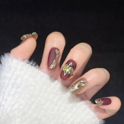 Unghie Finte Fatte a Mano Stile Vintage Barocco Rosso Vino Oro Opaco Copertura Completa Strass Perla Artificial Set di Unghie di Lusso