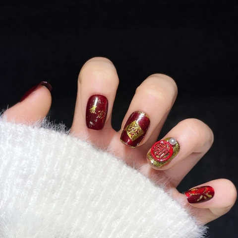 Uñas Postizas Hechas a Mano Rojo Dorado Relieve 3D Caracteres Decoración Perla Artificial Imitación Esmalte Gel Uñas Artificiales Para Mujer