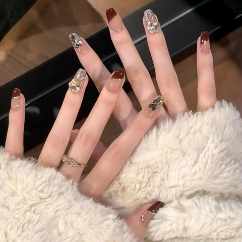 Faux Ongles Français Rouge Vin Faits à la Main Luxe Design Cœur Strass Long Cercueil Ensemble pour Femme Fête Manucure