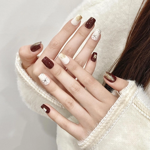 Handgefertigte Kurze Quadratische Nagelclips Milchweiß Karamellbraun Strass Blumen Design Full Cover Falsche Nägel Für Damen