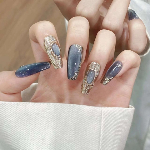 Handgemaakt Blauw Kattenoog Plaknagels Met 3D Goud Reliëf Vlinder Ontwerp Coffin Vorm Luxe Herbruikbare Kunstnagels Voor Vrouwen