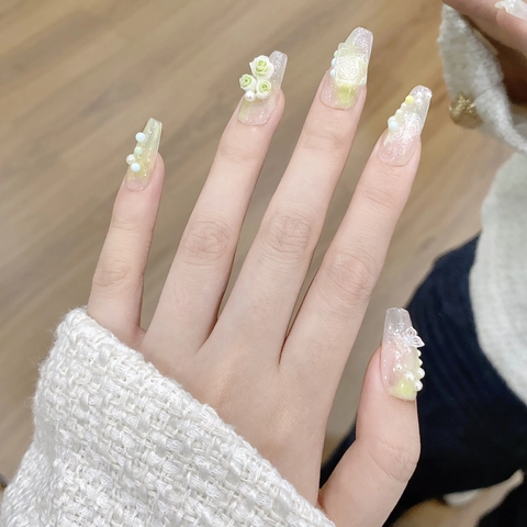 Unghie Finte Fatte a Mano Sfumatura Verde Chiaro Fiore 3D Perla Artificial Farfalla Elegante Stile Foresta Unghie Finte a Bara per Donna