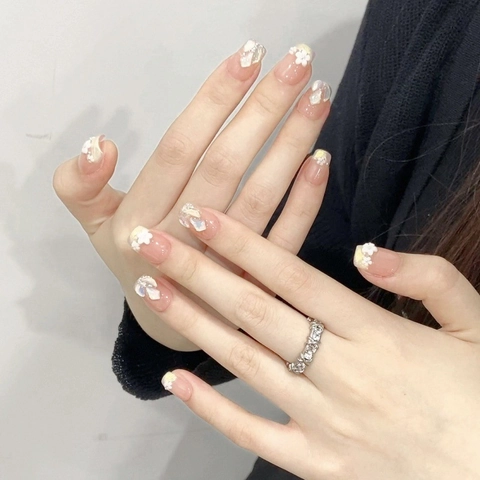 Set di Unghie Finte Fatte a Mano Sfumate Rosa Nudo Con Fiore Bianco 3D Strass Dettaglio Conchiglia Forma Trapezoidale