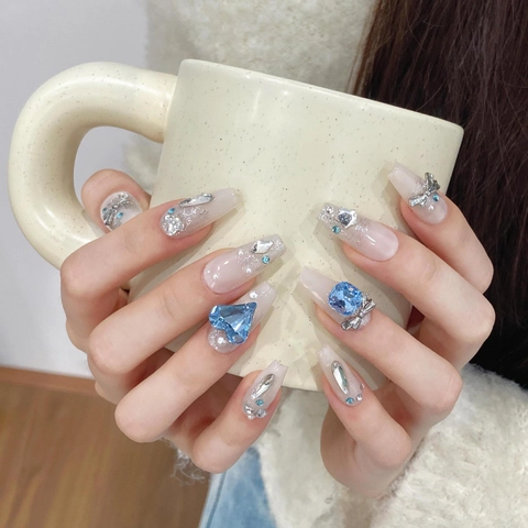 Unghie Finte Fatte a Mano di Lusso Cuore Blu Strass Fiocco Argentato Nude Rosa Sfumato Forma a Bara per Donna