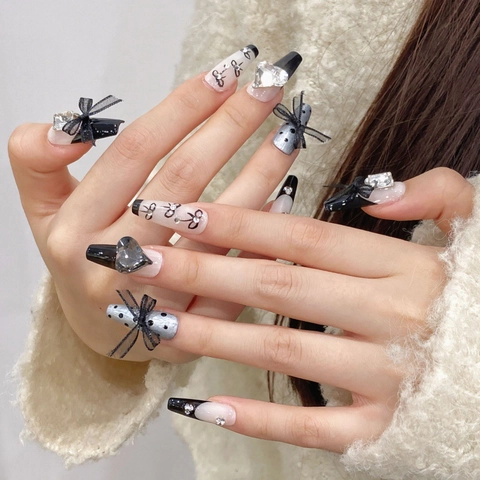 Unghie Finte a Pressione Lunghe a Forma di Bara Fatte a Mano Nere French Tip Con Fiocco Cuore Strass Donna