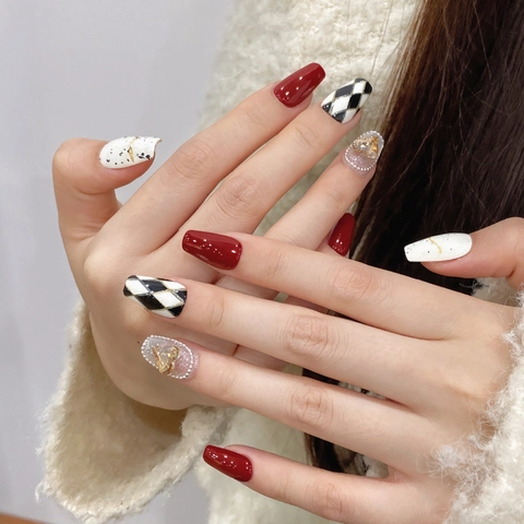 Uñas Postizas Hechas A Mano Rojo Vino Strass Corazón Trapecio Corto Celosía De Rombos Decoración Perla Artificial Uñas