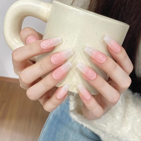 Handgefertigte Ombre Verlauf Aufklebbare Nägel Nude Rosa Weiß Sargform Künstliche Nägel Wiederverwendbar Glänzend Für Damen