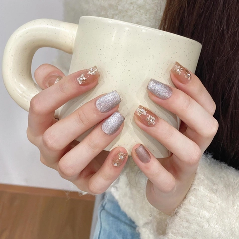 Uñas Postizas a Presión Hechas a Mano Flor de Metal de Esmalte 3D Plateado Ojo de Gato Brillo Rosa Nude Cortas Squoval para Mujer