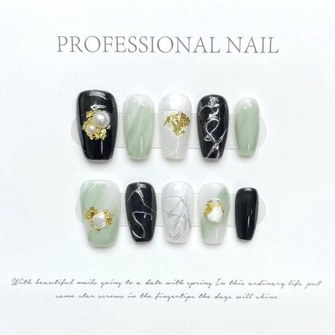 Uñas Postizas Hechas a Mano Jaspeado Verde Esmeralda Elegante Diseño de Concha Perlas Artificiales y Lámina de Oro Moda de Lujo Mujer