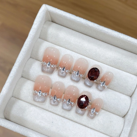 Lussuose Unghie Finte Artigianali con Strass Sfumate Nude e Pietre Rosse Eleganti Unghie Posticce per Feste e Matrimoni da Donna