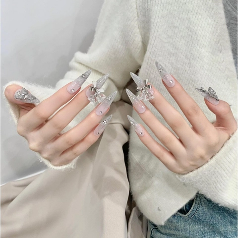 Unghie Finte a Pressione Artigianali Sfumate Grigio Scintillante Farfalla per Donna Eleganti Unghie Stiletto con Decorazione Strass