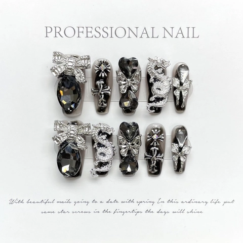 Unghie Finte Gotico Scuro Lusso Con Ciondoli 3D Drago Farfalla Croce Metallo Nero Argento Metallizzato per Donna