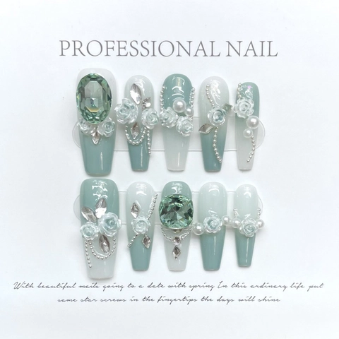 Unghie Finte a Pressione Fatte a Mano Verde Sfumato Camelia Lusso Strass Catena Perle Elegante Manicure Donna