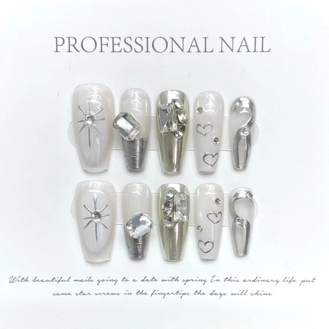 Faux Ongles à Presser Forme Cercueil Longue Faits à la Main Miroir Argent Blanc Laiteux Strass Incrustés Cœur Métallique Femme